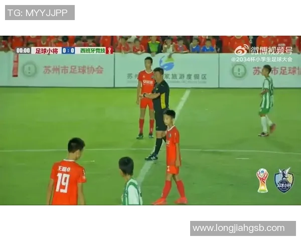 客厅装饰新风尚足球明星画作为家增添活力与激情